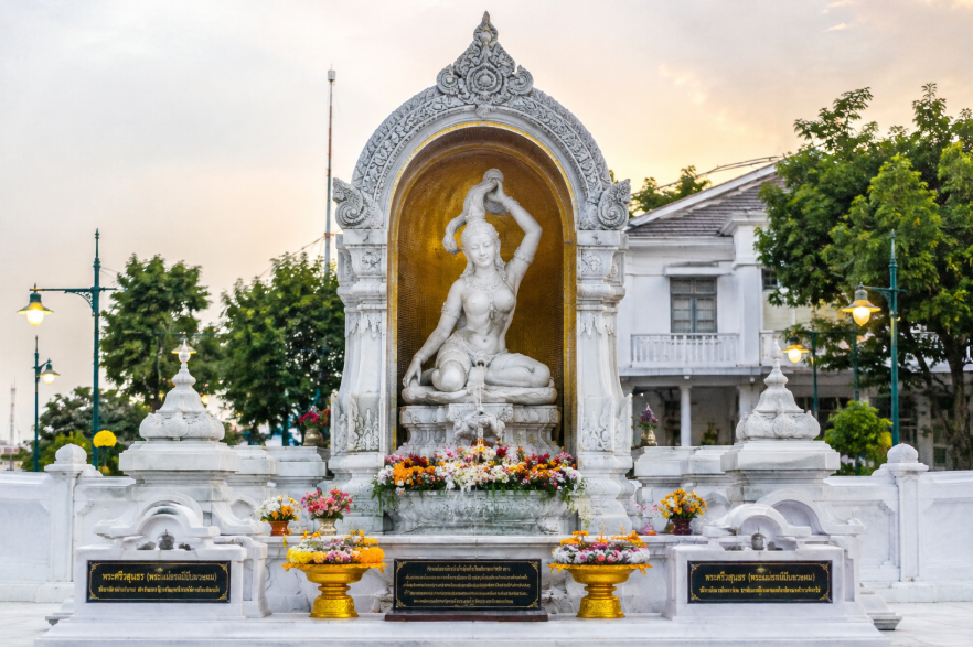 พระแม่ธรณีบีบมวยผม สนามหลวง ใกล้โรงแรมรัตนโกสินทร์ สถานที่ศักดิ์สิทธิ์คู่เกาะรัตนโกสินทร์