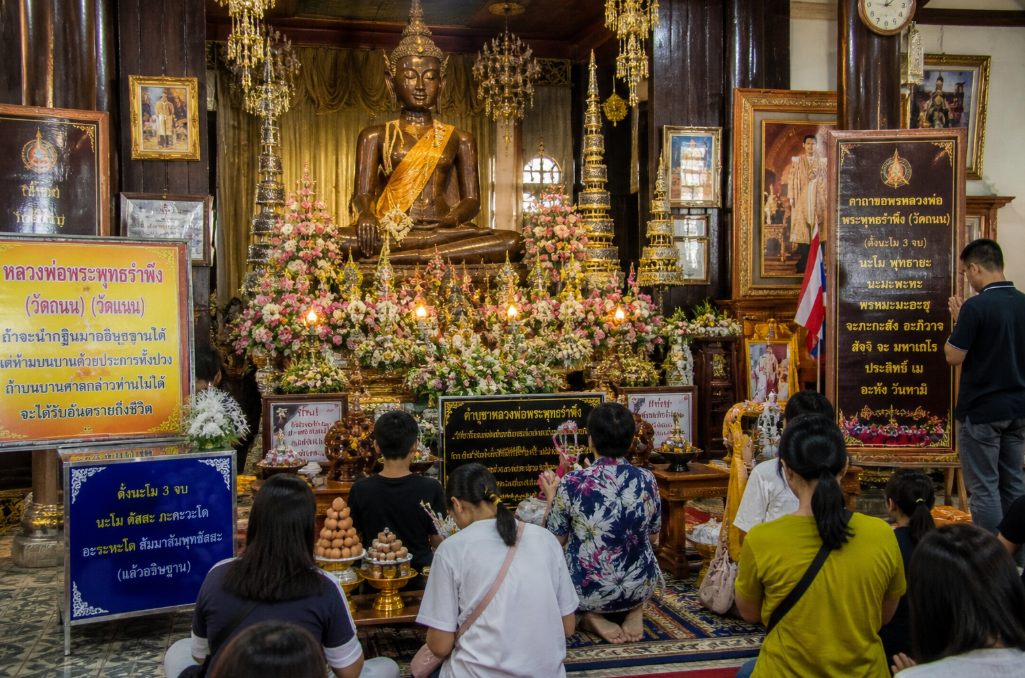 วัดถนนสุธาราม จังหวัดอ่างทอง ไหว้หลวงพ่อพุทธรำพึง ตั้งไข่เสี่ยงทายขอพรโชคลาภ