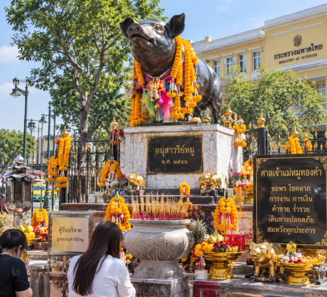 ศาลอนุสาวรีย์เจ้าแม่หมูทองคำ กรุงเทพฯ ไหว้ขอพรเสริมสิริมงคล ณ อนุสาวรีย์หมูเก่าแก่แห่งพระนคร
